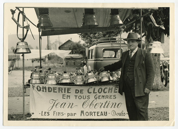 [Jean Obertino devant son stand au comice de Morteau en 1954]. © Région Bourgogne-Franche-Comté, Inventaire du patrimoine