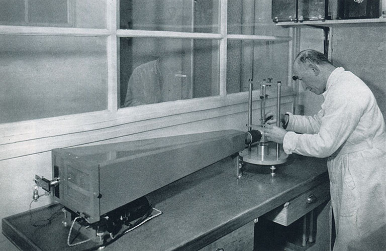 Service des recherches scientifiques. Amplitudographe, 1955. © Région Bourgogne-Franche-Comté, Inventaire du patrimoine