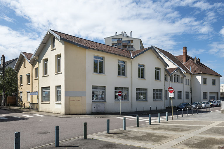 Façades nord sur la rue Violet. Vue de trois quarts gauche. © Région Bourgogne-Franche-Comté, Inventaire du patrimoine