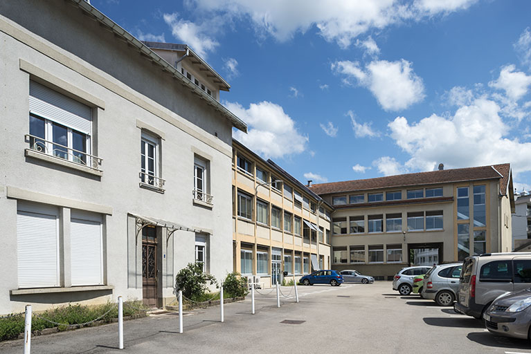 Vue d'ensemble depuis le nord-ouest de la cour. © Région Bourgogne-Franche-Comté, Inventaire du patrimoine Vue d'ensemble depuis le nord-ouest de la cour. © Région Bourgogne-Franche-Comté, Inventaire du patrimoine