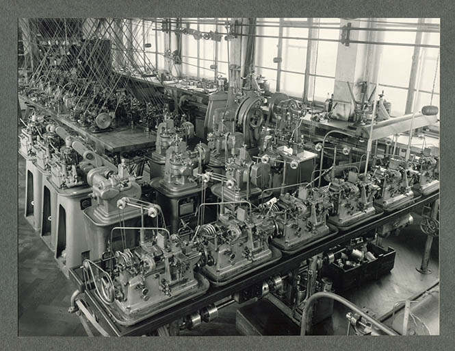 Intérieur de l'atelier de mécanique, années 1960. © Région Bourgogne-Franche-Comté, Inventaire du patrimoine Intérieur de l'atelier de mécanique, années 1960. © Région Bourgogne-Franche-Comté, Inventaire du patrimoine