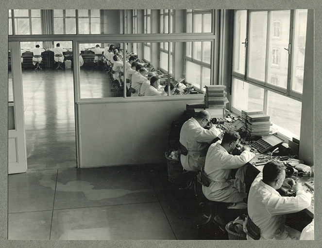 Atelier de montage de montres Herma, à Villers-le-Lac, années 1960. © Région Bourgogne-Franche-Comté, Inventaire du patrimoine Atelier de montage de montres Herma, à Villers-le-Lac, années 1960. © Région Bourgogne-Franche-Comté, Inventaire du patrimoine
