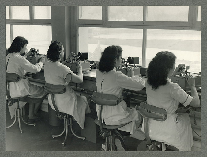 Ouvrière au travail, années 1960. © Région Bourgogne-Franche-Comté, Inventaire du patrimoine Ouvrière au travail, années 1960. © Région Bourgogne-Franche-Comté, Inventaire du patrimoine