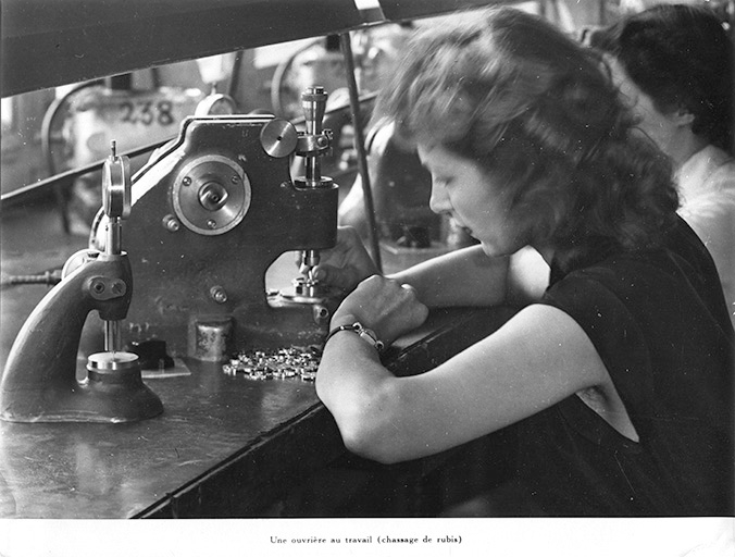 Une ouvrière au travail (chassage de rubis), vers 1950. © Région Bourgogne-Franche-Comté, Inventaire du patrimoine Une ouvrière au travail (chassage de rubis), vers 1950. © Région Bourgogne-Franche-Comté, Inventaire du patrimoine