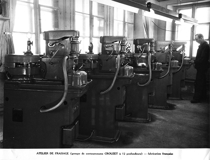 Atelier de fraisage (groupe de contourneuses Crouzet à 12 profondeurs) - fabrication française, vers 1950. © Région Bourgogne-Franche-Comté, Inventaire du patrimoine Atelier de fraisage (groupe de contourneuses Crouzet à 12 profondeurs) - fabrication française, vers 1950. © Région Bourgogne-Franche-Comté, Inventaire du patrimoine