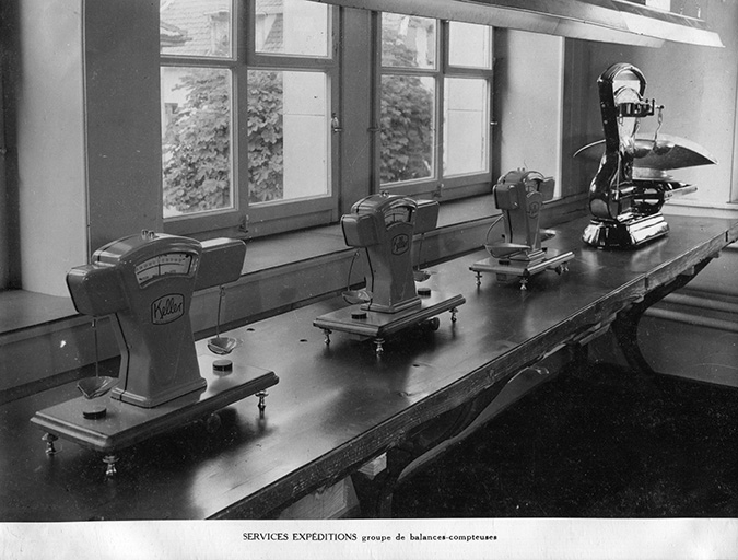 Services expéditions : groupe de balances-compteuses, vers 1950. © Région Bourgogne-Franche-Comté, Inventaire du patrimoine Services expéditions : groupe de balances-compteuses, vers 1950. © Région Bourgogne-Franche-Comté, Inventaire du patrimoine