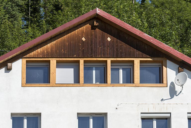 Fenêtres multiples dans le pignon de la façade est. © Région Bourgogne-Franche-Comté, Inventaire du patrimoine