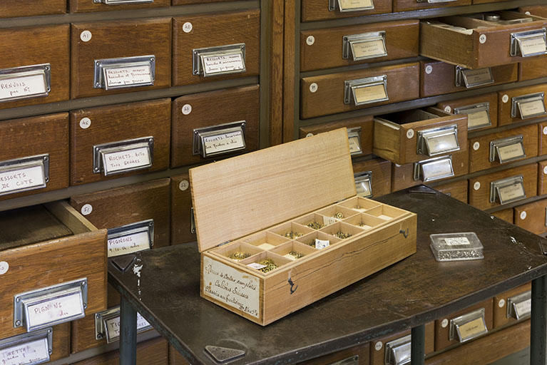 Magasin : meubles à tiroirs et boîte à compartiments. © Région Bourgogne-Franche-Comté, Inventaire du patrimoine