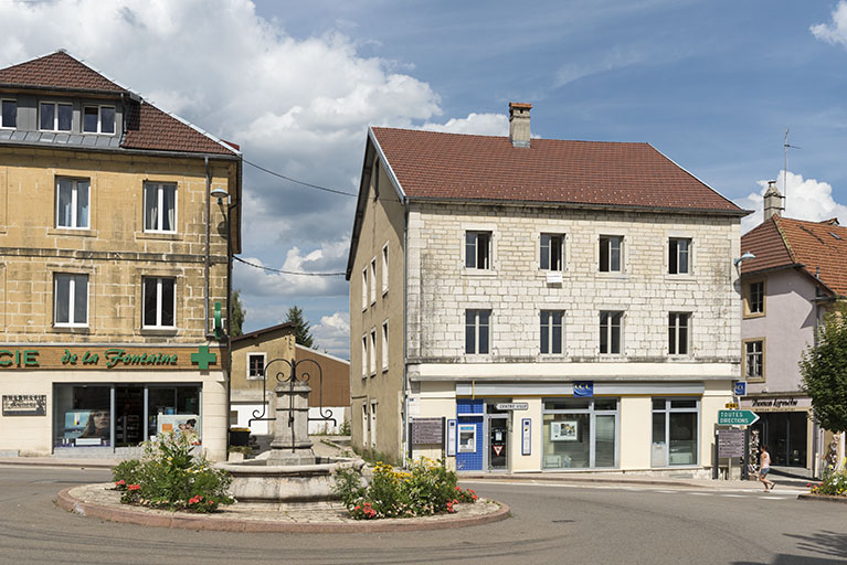 Façade antérieure, de trois quarts gauche. © Région Bourgogne-Franche-Comté, Inventaire du patrimoine