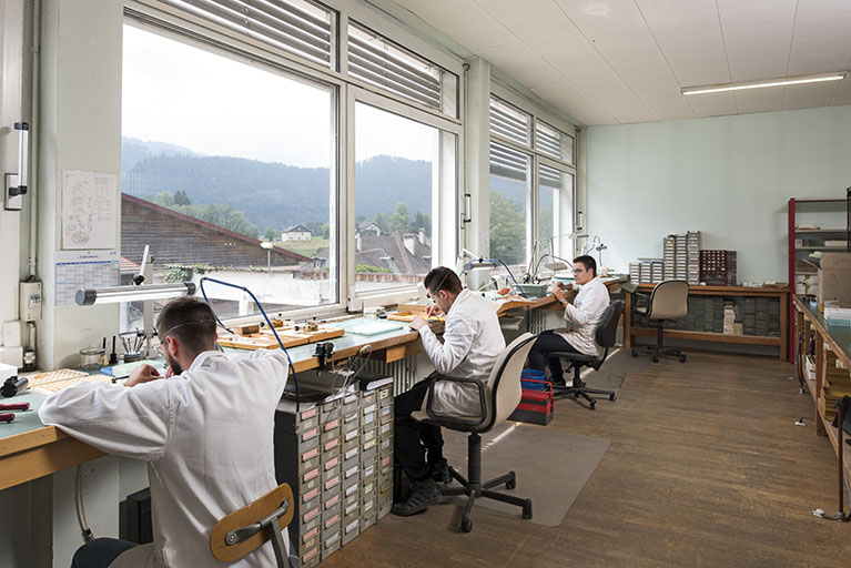 Atelier de fabrication, avec horlogers à l'établi. © Région Bourgogne-Franche-Comté, Inventaire du patrimoine
