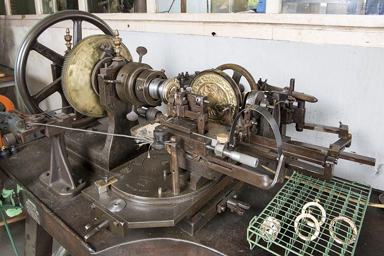 Machine à graver (machine à guillocher), par Lienhard à La Chaux-de-Fonds, 1904. © Région Bourgogne-Franche-Comté, Inventaire du patrimoine