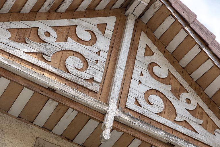 Maison au n° 1 rue Pasteur, façade antérieure : décor du pignon. © Région Bourgogne-Franche-Comté, Inventaire du patrimoine