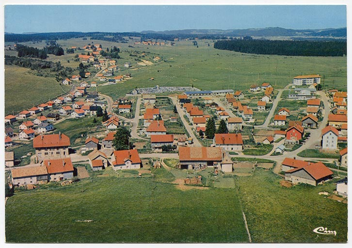 Le Russey (Doubs) - Vue aérienne [lotissements à l'est du village], 4e quart 20e siècle. © Région Bourgogne-Franche-Comté, Inventaire du patrimoine