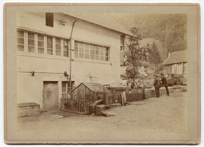 [Asther Prêtre et un deuxième personnage devant l’atelier], vers 1895 ? © Région Bourgogne-Franche-Comté, Inventaire du patrimoine