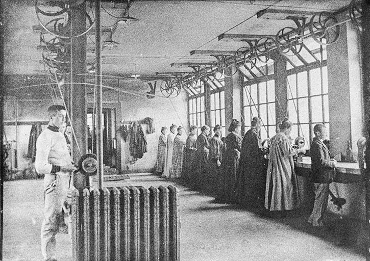 Atelier de polissage (Frainier), [1902] (légende donnée à la photographie publiée dans : Vaufrey, Constant. Les Etablissements Frainier à Morteau, 1988, p. 33). © Région Bourgogne-Franche-Comté, Inventaire du patrimoine