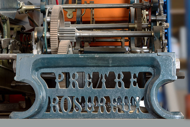 Inscription ajourée à l'extrémité d'un bâti de mouvement d'horloge. © Région Bourgogne-Franche-Comté, Inventaire du patrimoine
