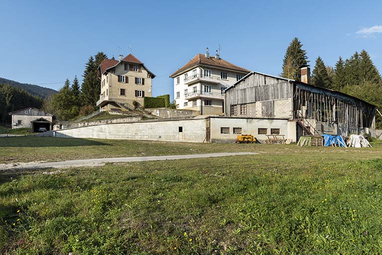 Vue d'ensemble des maisons et de la scierie, depuis le moulin. Le bassin de retenue est à droite. © Région Bourgogne-Franche-Comté, Inventaire du patrimoine