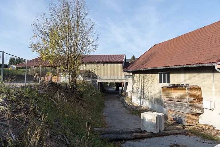 Atelier récent et chemin, depuis l'est. © Région Bourgogne-Franche-Comté, Inventaire du patrimoine