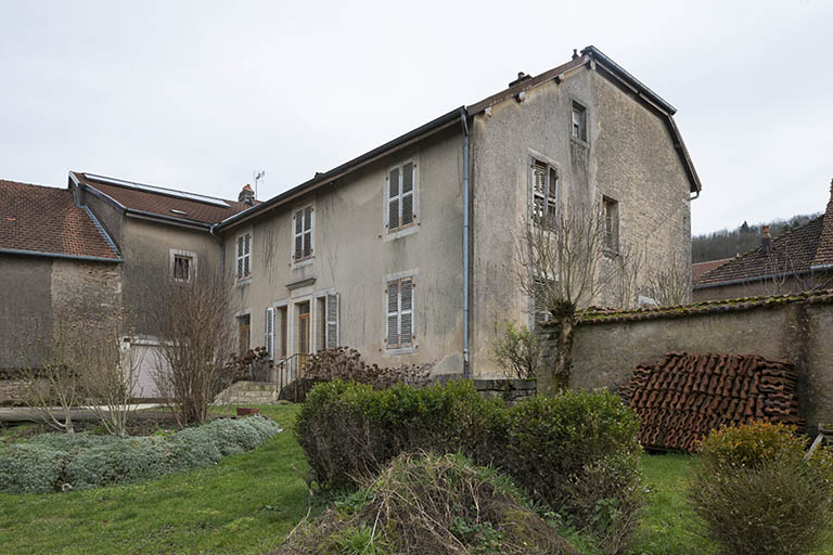 Vue de trois-quart depuis le jardin. © Région Bourgogne-Franche-Comté, Inventaire du patrimoine