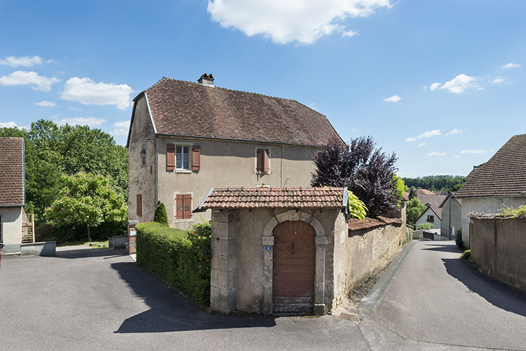 Le presbytère et la rue de l'église. © Région Bourgogne-Franche-Comté, Inventaire du patrimoine Le presbytère et la rue de l'église. © Région Bourgogne-Franche-Comté, Inventaire du patrimoine