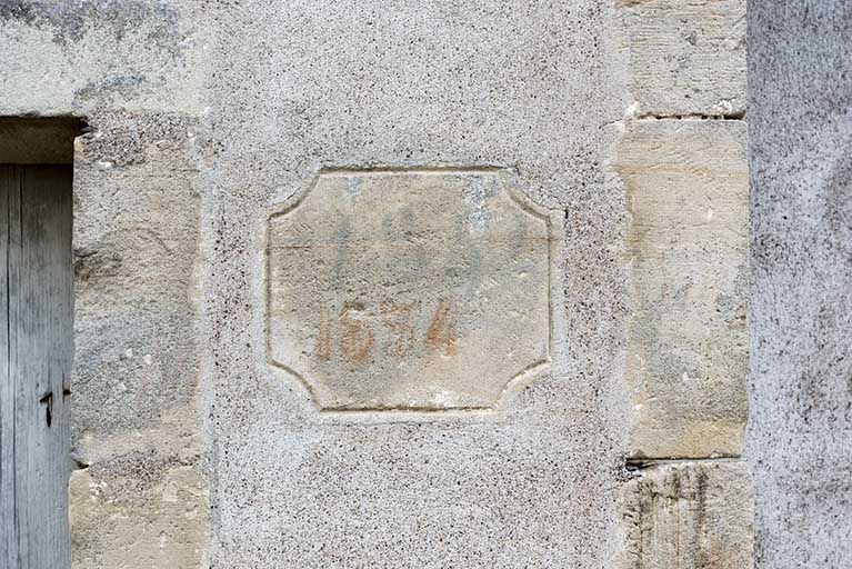 Détail de pierre de fondation de la façade de la ferme 9 rue Principale. © Région Bourgogne-Franche-Comté, Inventaire du patrimoine