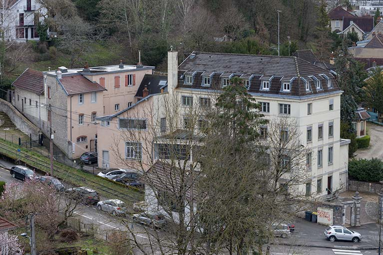 Vue d'ensemble depuis le nord-ouest. © Région Bourgogne-Franche-Comté, Inventaire du patrimoine Vue d'ensemble depuis le nord-ouest. © Région Bourgogne-Franche-Comté, Inventaire du patrimoine