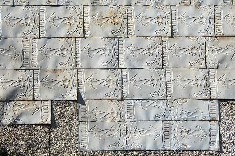 Panneaux publicitaires pour les cycles Panneton utilisés en essentage sur un bâtiment de Villers-le-Lac. © Région Bourgogne-Franche-Comté, Inventaire du patrimoine