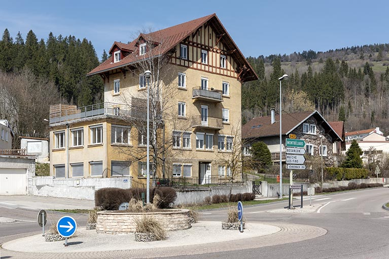 Façades antérieure et latérale gauche, en hiver. © Région Bourgogne-Franche-Comté, Inventaire du patrimoine Façades antérieure et latérale gauche, en hiver. © Région Bourgogne-Franche-Comté, Inventaire du patrimoine