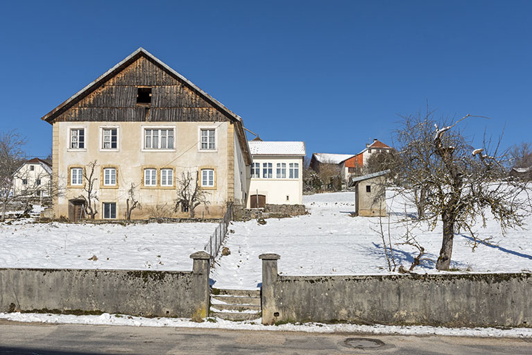 Façade antérieure et atelier de fabrication, en hiver. © Région Bourgogne-Franche-Comté, Inventaire du patrimoine