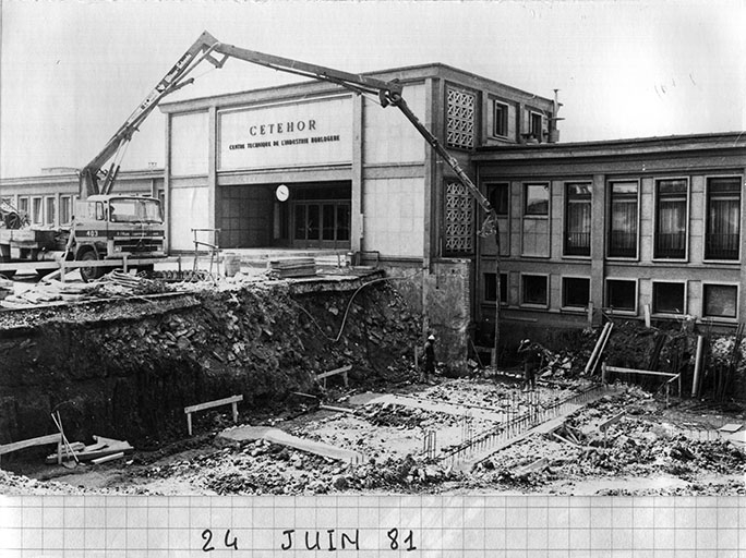 [Construction du laboratoire de métrologie, fondations : coulage du béton], 24 juin 1981. © Région Bourgogne-Franche-Comté, Inventaire du patrimoine