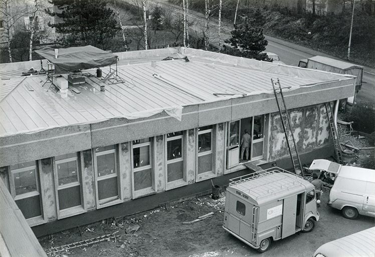 [Construction du laboratoire de métrologie : achèvement de la toiture], 1981. © Région Bourgogne-Franche-Comté, Inventaire du patrimoine