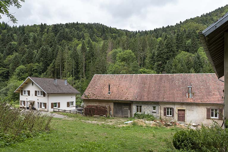 Logements, vus de l'est (à gauche celui des années 1950). © Région Bourgogne-Franche-Comté, Inventaire du patrimoine