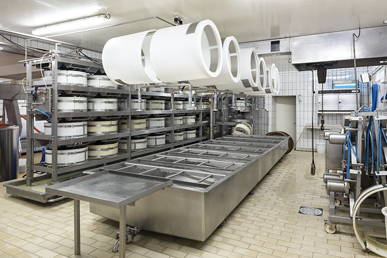 Intérieur de l'atelier de fabrication, avec l'installation de pressage à gauche. © Région Bourgogne-Franche-Comté, Inventaire du patrimoine Intérieur de l'atelier de fabrication, avec l'installation de pressage à gauche. © Région Bourgogne-Franche-Comté, Inventaire du patrimoine