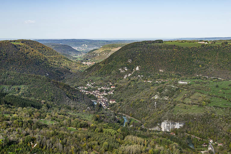 Vallée de la Loue depuis le belvédère du Moine à Renédale. Au premier plan le village de Lods. © Région Bourgogne-Franche-Comté, Inventaire du patrimoine