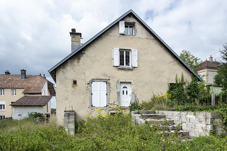 Deuxième bâtiment : façade orientale. L'atelier de fabrication est visible à gauche. © Région Bourgogne-Franche-Comté, Inventaire du patrimoine Deuxième bâtiment : façade orientale. L'atelier de fabrication est visible à gauche. © Région Bourgogne-Franche-Comté, Inventaire du patrimoine