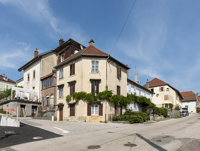 Vue d'ensemble à l'angle de la Grande Rue et de la rue du Chêne. © Région Bourgogne-Franche-Comté, Inventaire du patrimoine Vue d'ensemble à l'angle de la Grande Rue et de la rue du Chêne. © Région Bourgogne-Franche-Comté, Inventaire du patrimoine