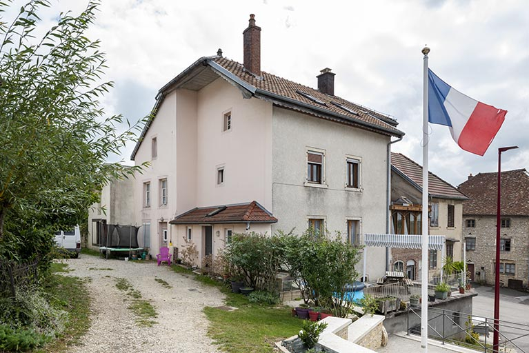 Bâtiment au 2 rue du Chêne, de trois quarts gauche. © Région Bourgogne-Franche-Comté, Inventaire du patrimoine Bâtiment au 2 rue du Chêne, de trois quarts gauche. © Région Bourgogne-Franche-Comté, Inventaire du patrimoine