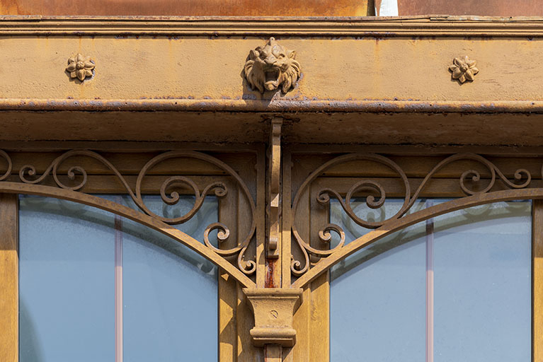 Magasin industriel rue du Chêne : détail de ferronnerie. © Région Bourgogne-Franche-Comté, Inventaire du patrimoine Magasin industriel rue du Chêne : détail de ferronnerie. © Région Bourgogne-Franche-Comté, Inventaire du patrimoine