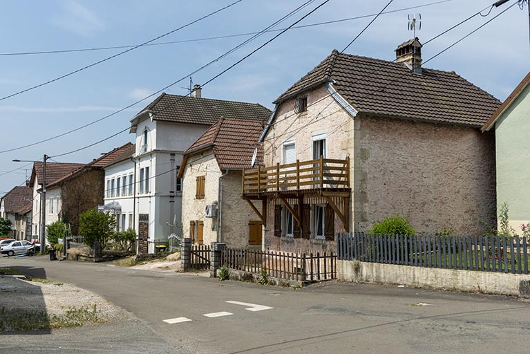 La rue de la Planchette, depuis le nord-est. L'usine et le logement Ducommun et Marti sont visibles à gauche, les deux logements Schom à droite. © Région Bourgogne-Franche-Comté, Inventaire du patrimoine