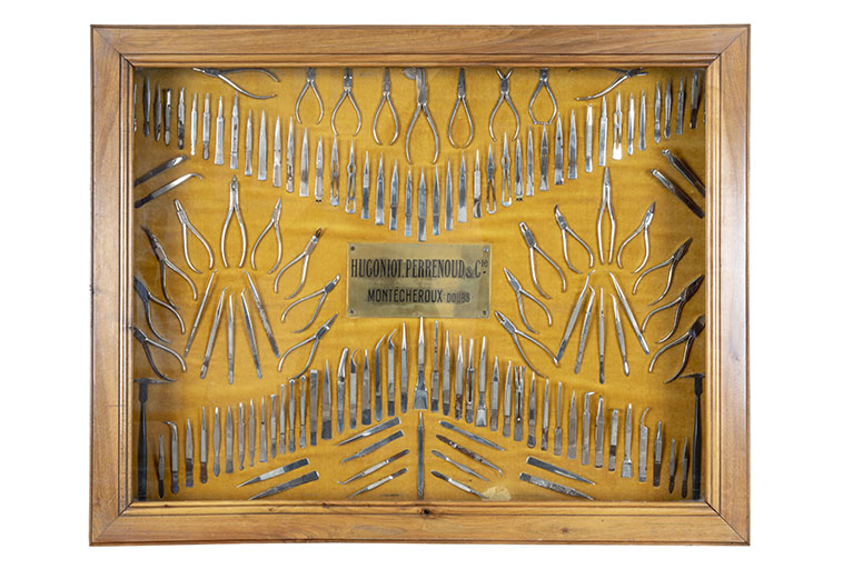 Vitrine Hugoniot-Perrenoud : assortiment de pinces et brucelles. © Région Bourgogne-Franche-Comté, Inventaire du patrimoine