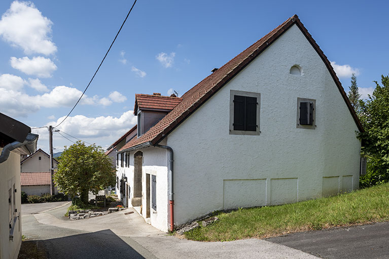 Ferme : façade latérale droite, montrant les fenêtres de l'ancienne forge (bouchées). © Région Bourgogne-Franche-Comté, Inventaire du patrimoine