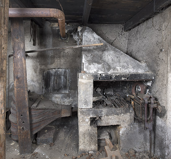 Maison et atelier d'outillage Ducommun, Bourlier, Charton puis Thomann, à Montécheroux : la forge. © Région Bourgogne-Franche-Comté, Inventaire du patrimoine Maison et atelier d'outillage Ducommun, Bourlier, Charton puis Thomann, à Montécheroux : la forge. © Région Bourgogne-Franche-Comté, Inventaire du patrimoine