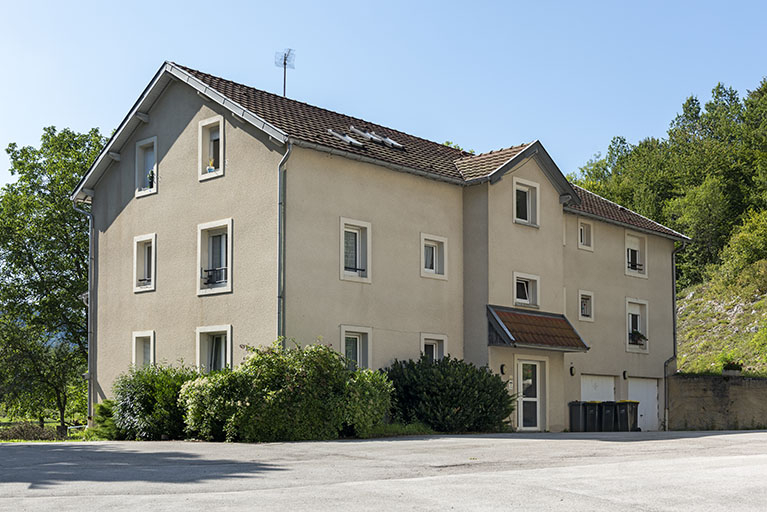 Maison : façades antérieure et latérale gauche. © Région Bourgogne-Franche-Comté, Inventaire du patrimoine Maison : façades antérieure et latérale gauche. © Région Bourgogne-Franche-Comté, Inventaire du patrimoine