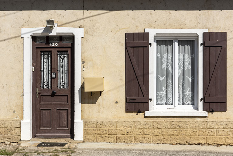 Maison aux n° 119 et 120 (cadastrée AD 113, 119 et 120), façade antérieure : porte et fenêtre. © Région Bourgogne-Franche-Comté, Inventaire du patrimoine Maison aux n° 119 et 120 (cadastrée AD 113, 119 et 120), façade antérieure : porte et fenêtre. © Région Bourgogne-Franche-Comté, Inventaire du patrimoine
