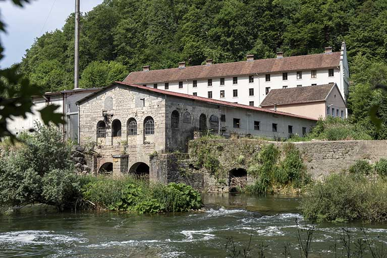 Bâtiment d'eau et entrepôt industriel, depuis la rive droite (est). © Région Bourgogne-Franche-Comté, Inventaire du patrimoine
