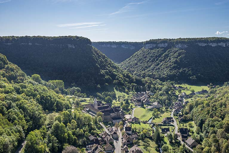Vue d'ensemble de l'abbaye et du village depuis Granges-sur-Baume. © Région Bourgogne-Franche-Comté, Inventaire du patrimoine