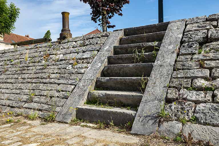 Marches pour accéder depuis le chemin de halage à la rue. © Région Bourgogne-Franche-Comté, Inventaire du patrimoine Marches pour accéder depuis le chemin de halage à la rue. © Région Bourgogne-Franche-Comté, Inventaire du patrimoine