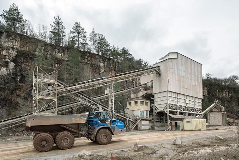 Nouvelles installations : poste de concassage, avec camion. © Région Bourgogne-Franche-Comté, Inventaire du patrimoine
