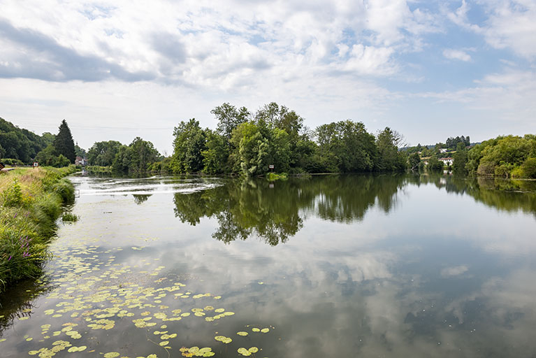 Entrée amont de la dérivation sur la gauche. © Région Bourgogne-Franche-Comté, Inventaire du patrimoine Entrée amont de la dérivation sur la gauche. © Région Bourgogne-Franche-Comté, Inventaire du patrimoine