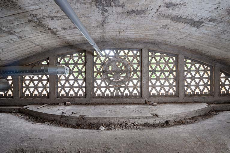 Vue de face de la claustra depuis les combles. © Région Bourgogne-Franche-Comté, Inventaire du patrimoine Vue de face de la claustra depuis les combles. © Région Bourgogne-Franche-Comté, Inventaire du patrimoine